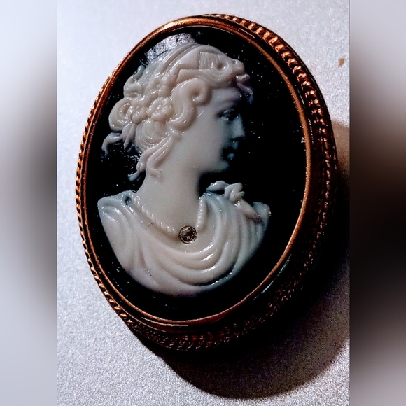 Avon black Cameo carved Brooch lady design pattern size 1 1/2 inches . - Picture 1 of 8